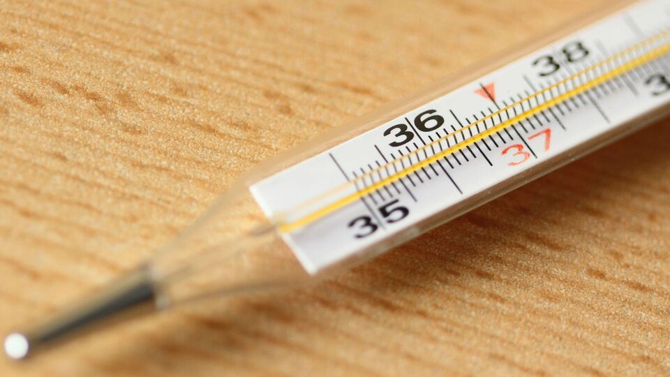 Если разбился градусник, нельзя собирать ртуть веником, пылесосом, мокрой тряпкой или магнитом