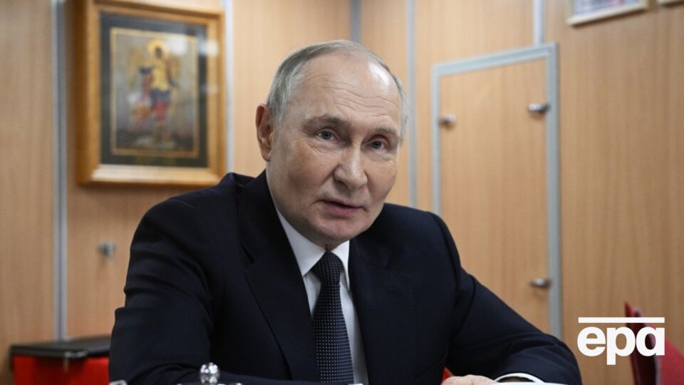 В ЕС заявили, что рассматривают Путина (на фото) как находящегося в розыске военного преступника и соответственно воспринимают пропаганду, которую он распространяет