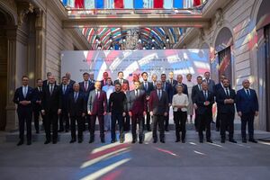 За словами Зеленського (на фото п'ятий ліворуч), "є конкретні нові оборонні пакети для України"
