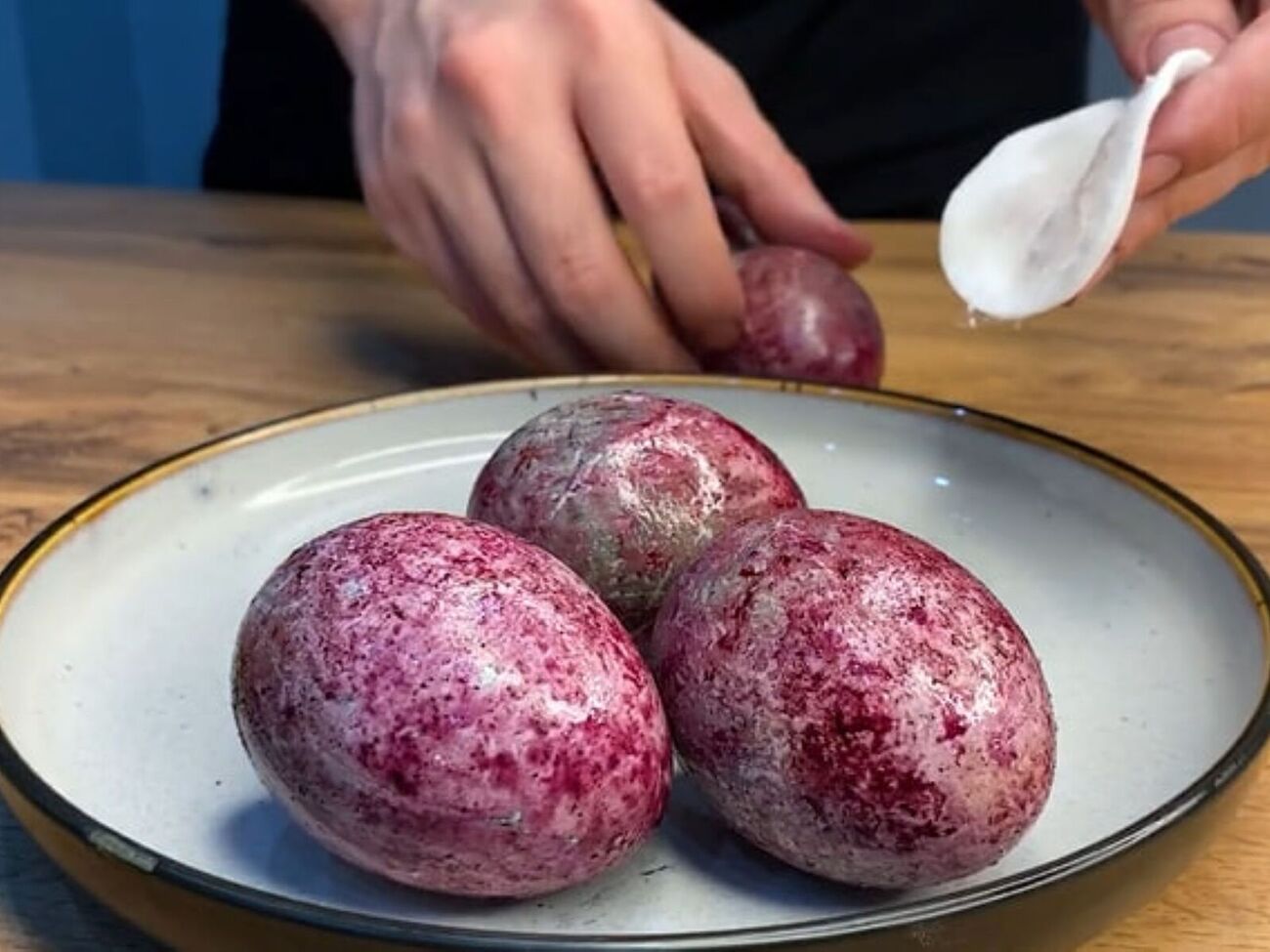 Для блеска смажьте яйца растительным маслом