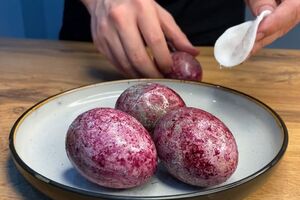 Для блеска смажьте яйца растительным маслом