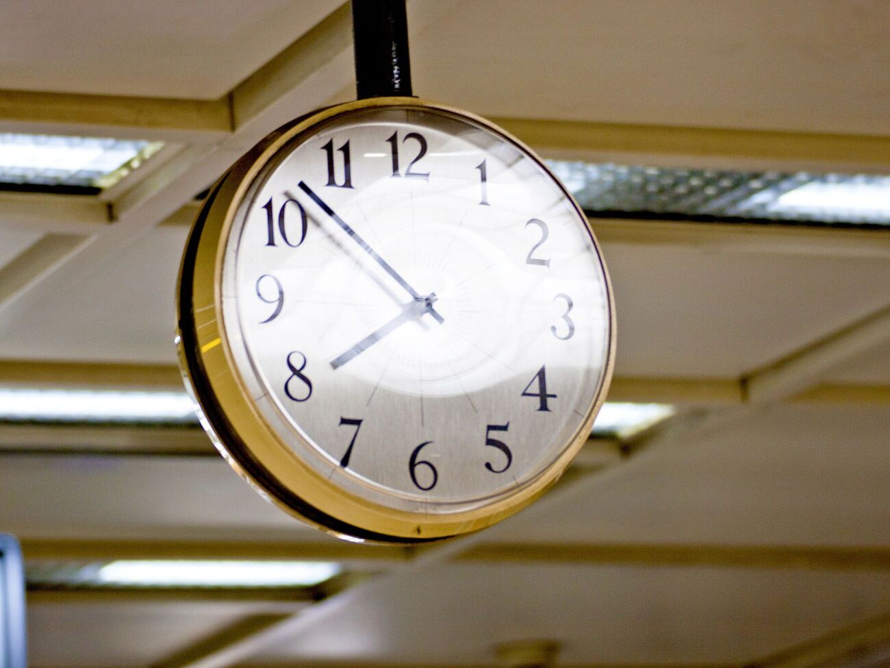 Стрелки часов ночью 30 марта в 3.00 переводятся на один час вперед