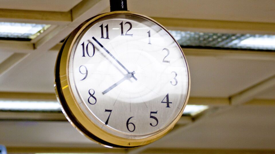 Стрелки часов ночью 30 марта в 3.00 переводятся на один час вперед