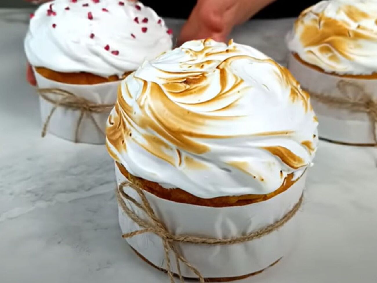 Выпекайте паски в духовке, разогретой до 175 °C, в режиме "верх-низ" около 35 минут