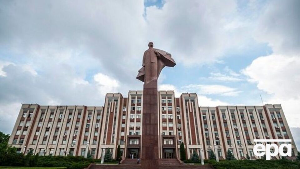 Названия улиц Карла Либкнехта, Розы Люксембург, Клары Цеткин Красносельский считает странными