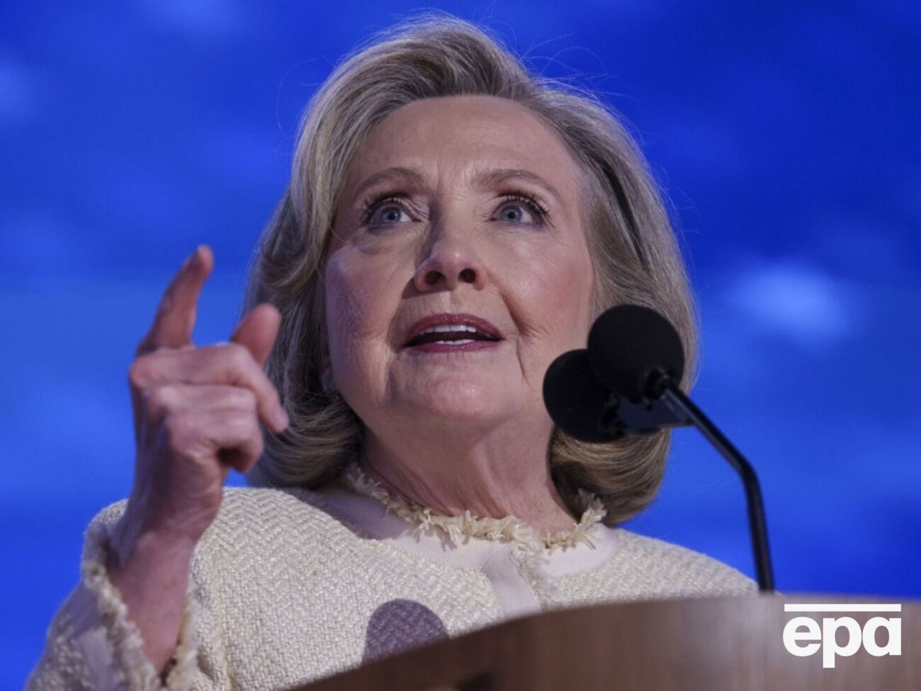 Клинтон заявила, что демократы "шокированы" тем, что Трамп и его команда действительно не заботятся о защите секретной информации