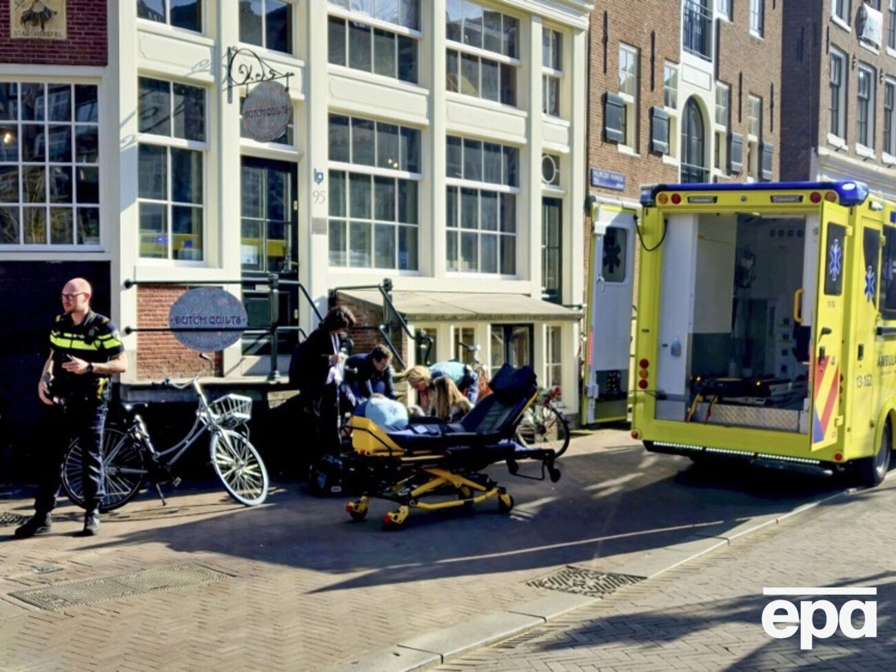 По словам Тихого, посольство Украины в Нидерландах находится в тесном контакте с правоохранительными органами Нидерландов