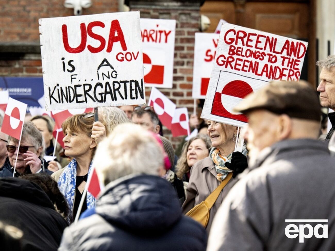 По информации СМИ, участники демонстрации держали в руках плакаты с надписями "Отвалите, США", "Гренландия не продается" и другие