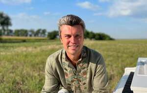 Хмара является обладателем Голливудской премии импровизаторов