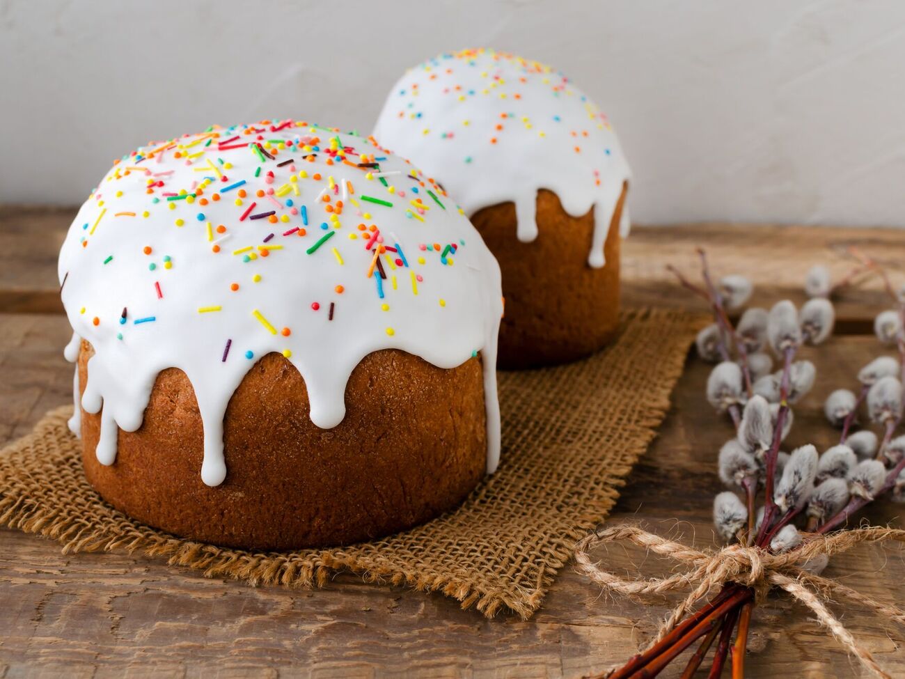 После нанесения глазури оставьте паски на два часа, чтобы все застыло