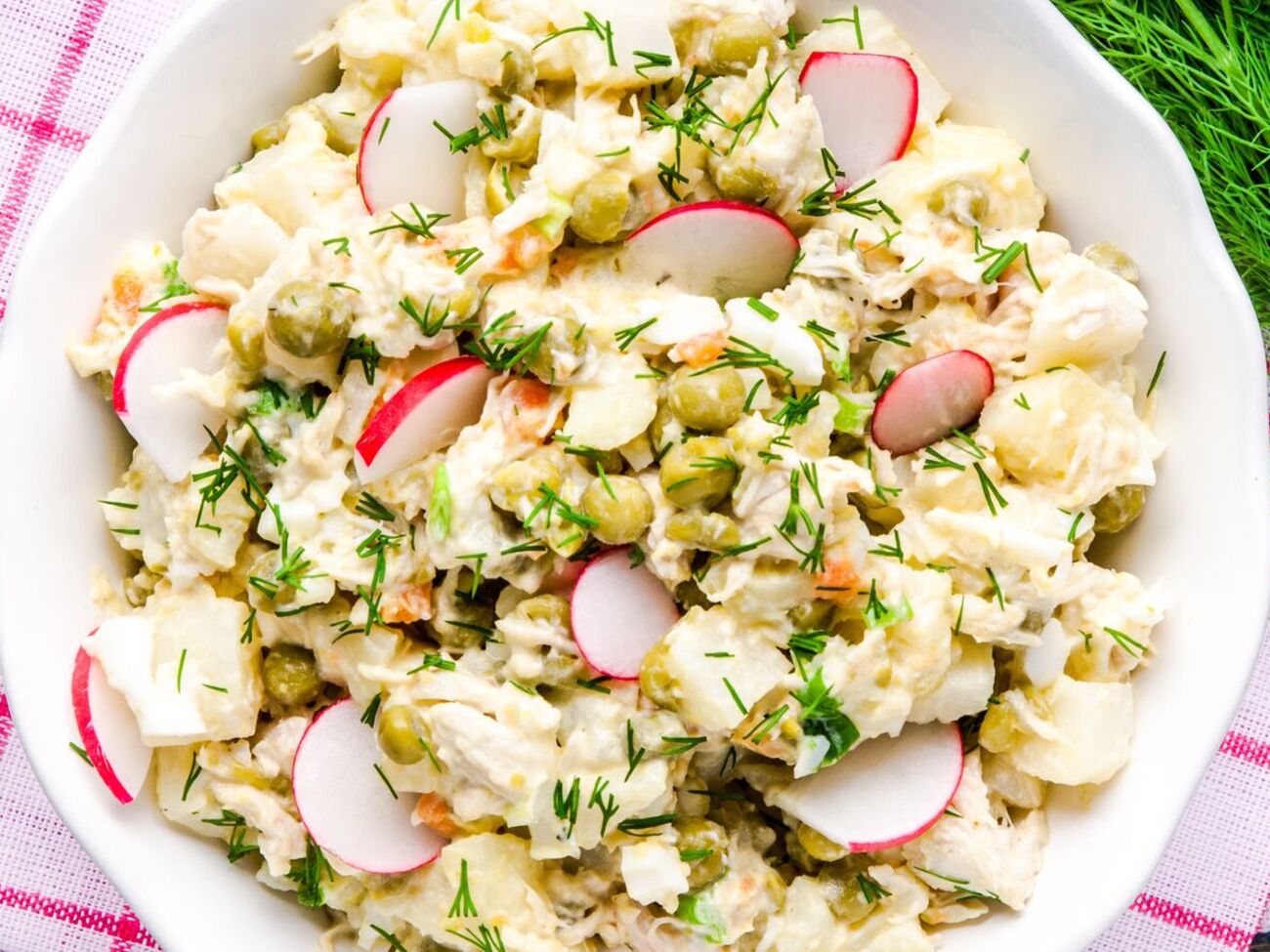 Для салата вам понадобятся два яйца, один огурец, пять редисок