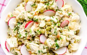 Для салата вам понадобятся два яйца, один огурец, пять редисок