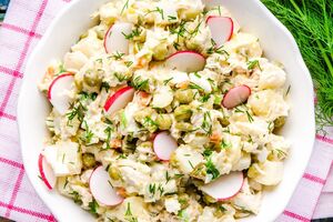 Для салату вам знадобляться два яйця, один огірок, п'ять редисок