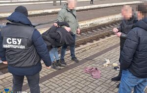 Самодельная бомба изготовлена из аммонала, других химических соединений и начинена металлическими предметами для большего поражения людей