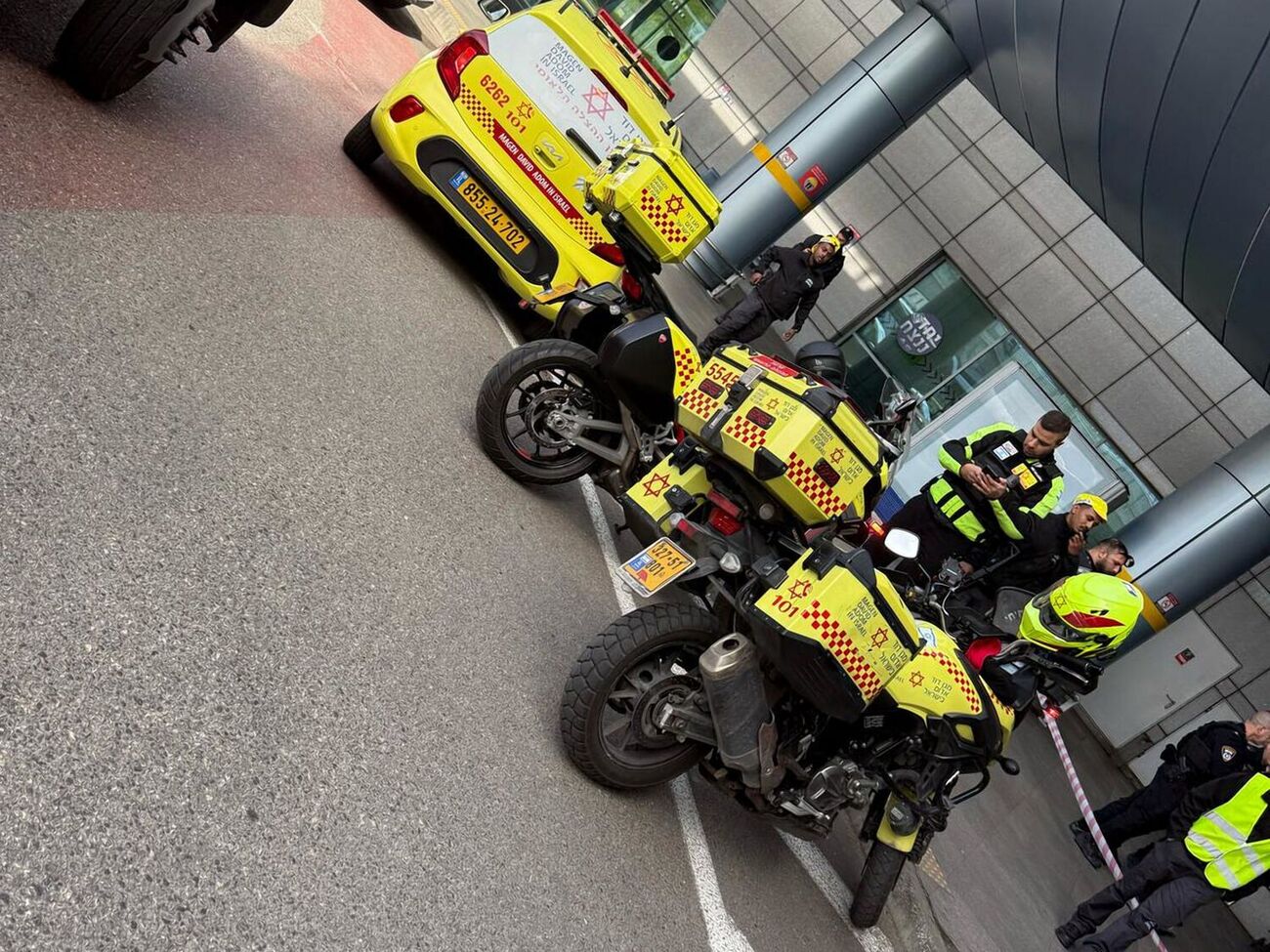 Медики сообщили, что трое пострадавших находятся в тяжелом состоянии – это 30-летние мужчина и женщина, а также 15-летний парень