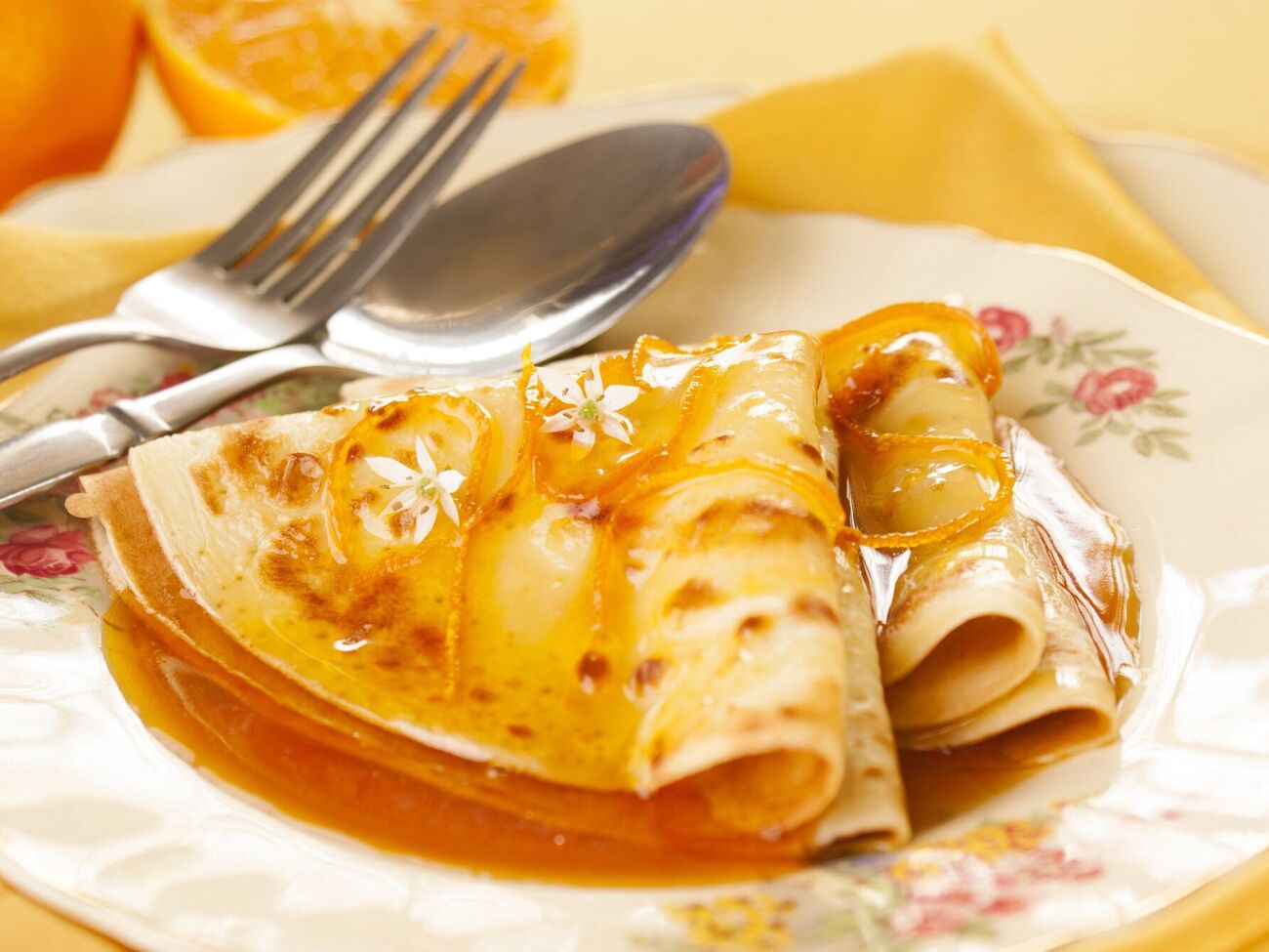 Блинчики подают с апельсиновым соусом