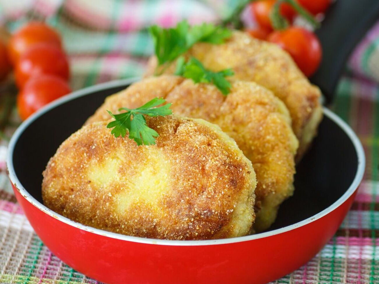 Для приготовления котлет подойдет почти любая рыба – минтай, толстолобик, щука или жирные сорта