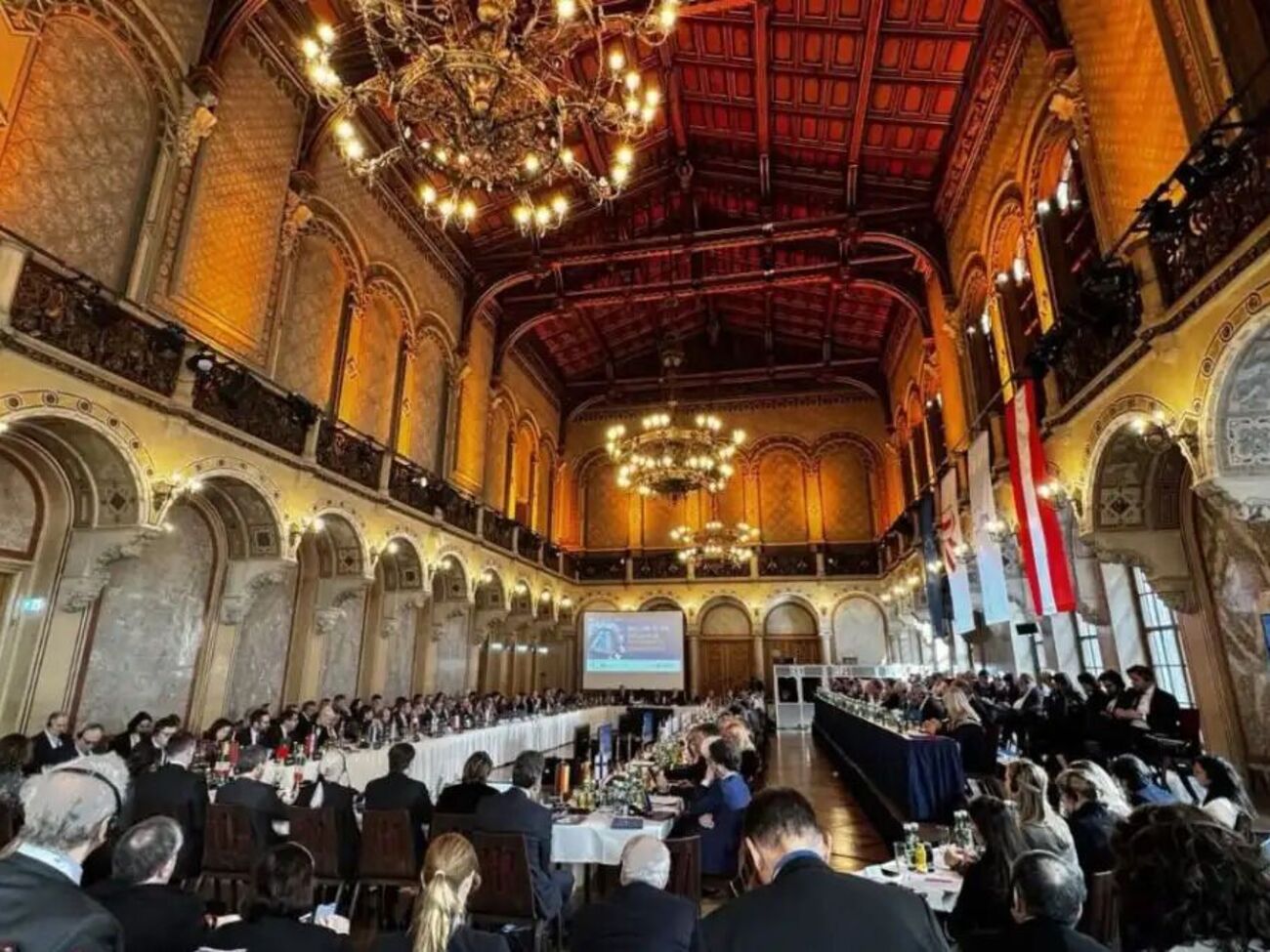 Давление на адвокатов со стороны военных властей является показательным примером, указала Изовитова