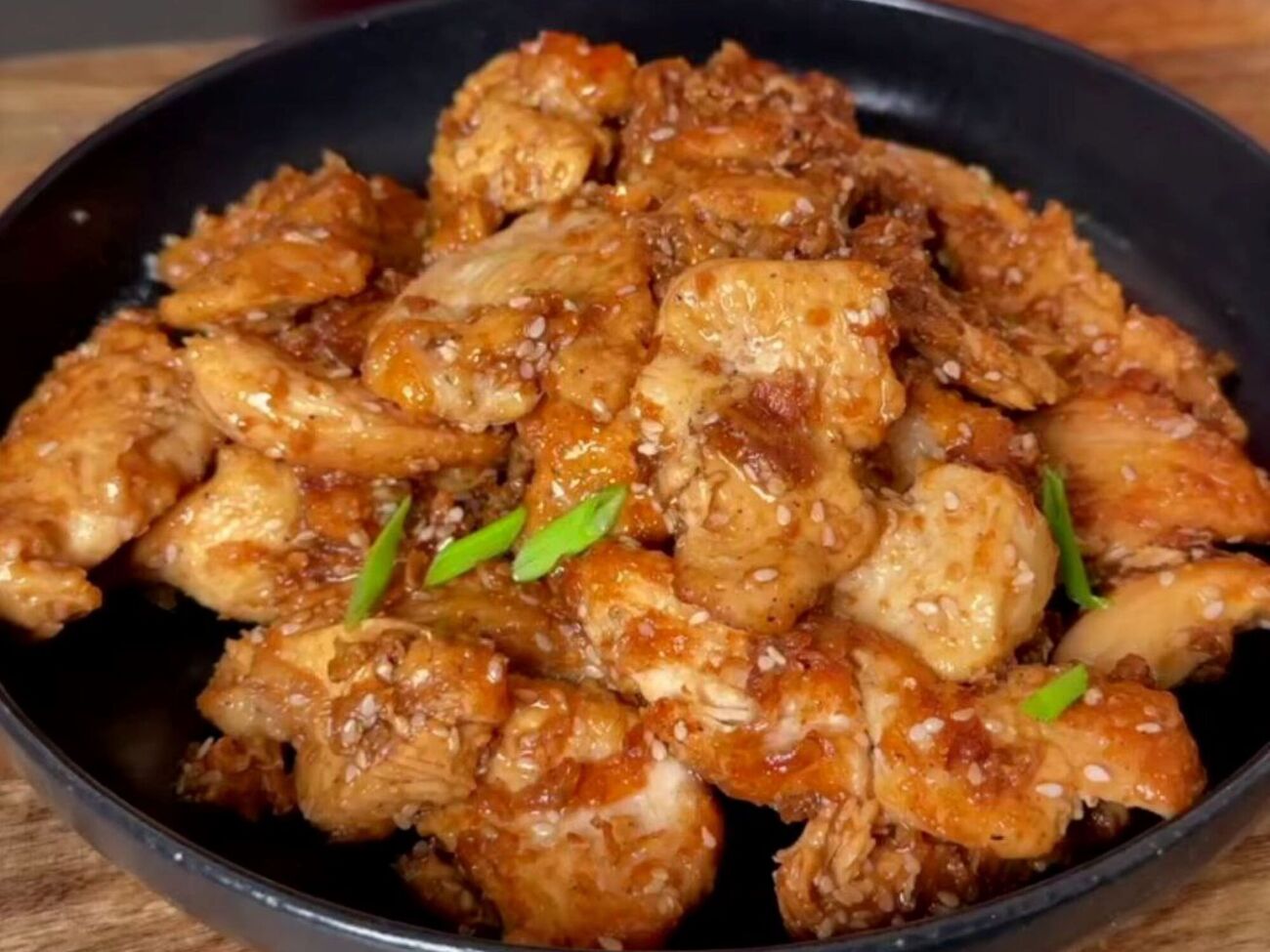 Для соуса вам понадобятся мед, чеснок, лимонный сок, кунжут и соевый соус