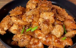 Для соуса вам понадобятся мед, чеснок, лимонный сок, кунжут и соевый соус