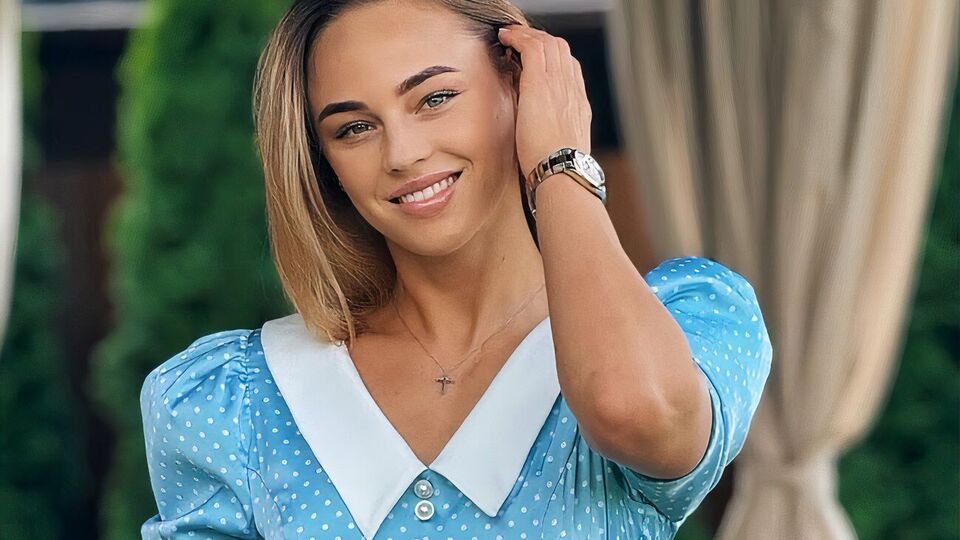 Белодед показала весенний образ в легком платье