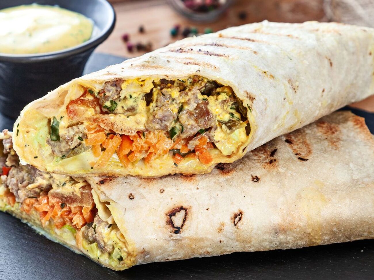 Для шаурмы запеките курицу в духовке