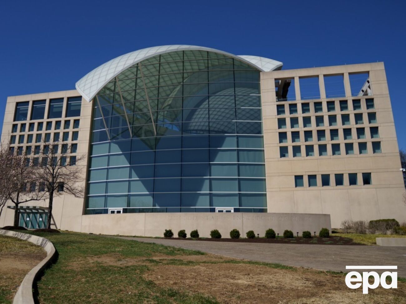 Сотрудники рассказали, что уволили почти весь штат штаб-квартиры института