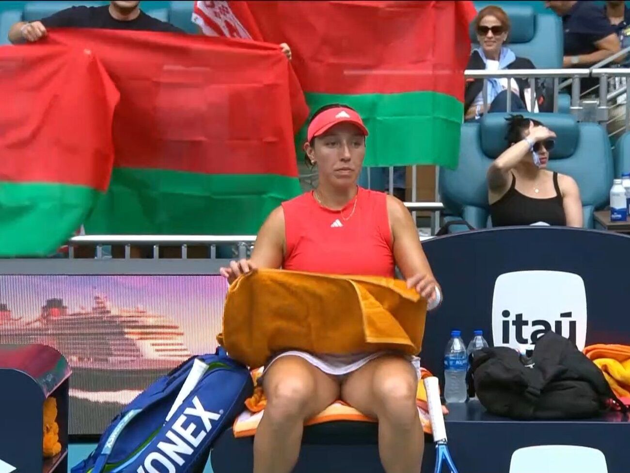 Медиа пишут, что флагами Беларуси махали демонстративно