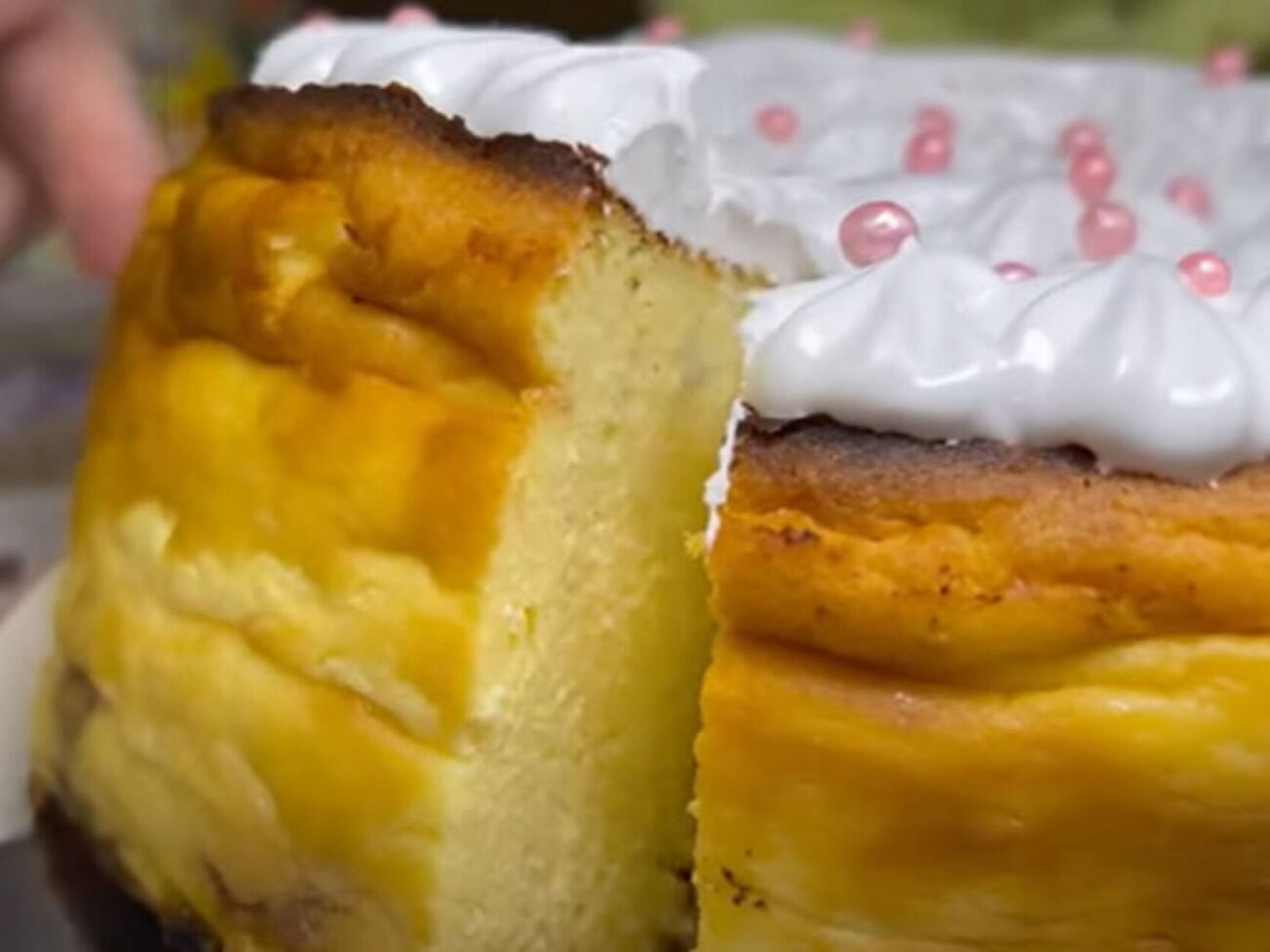 Перекладіть паску у форму й випікайте 75 хвилин за температури 160 °C