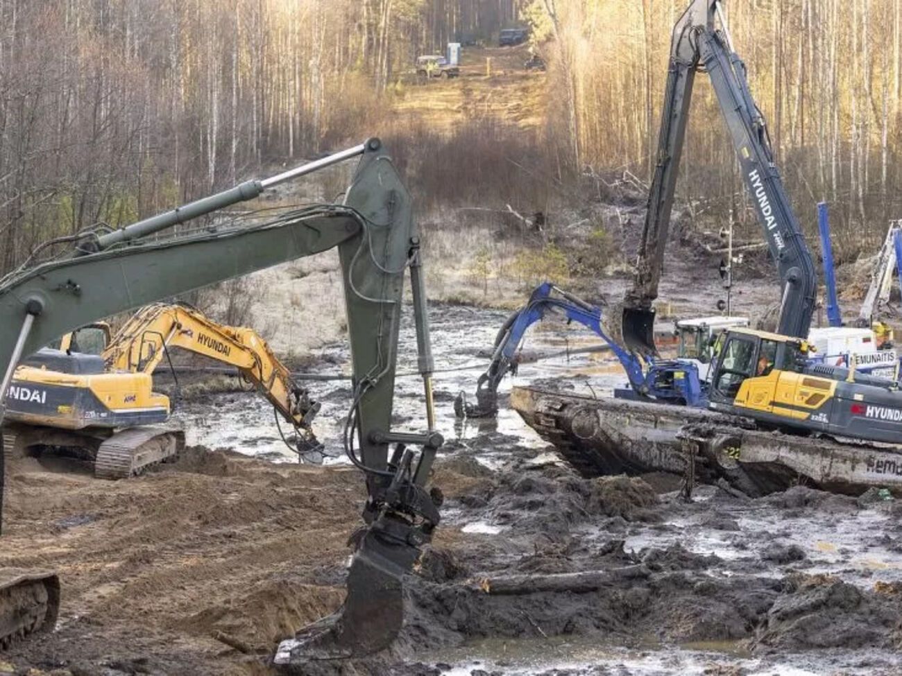 Бронетранспортер M88 достали из болота