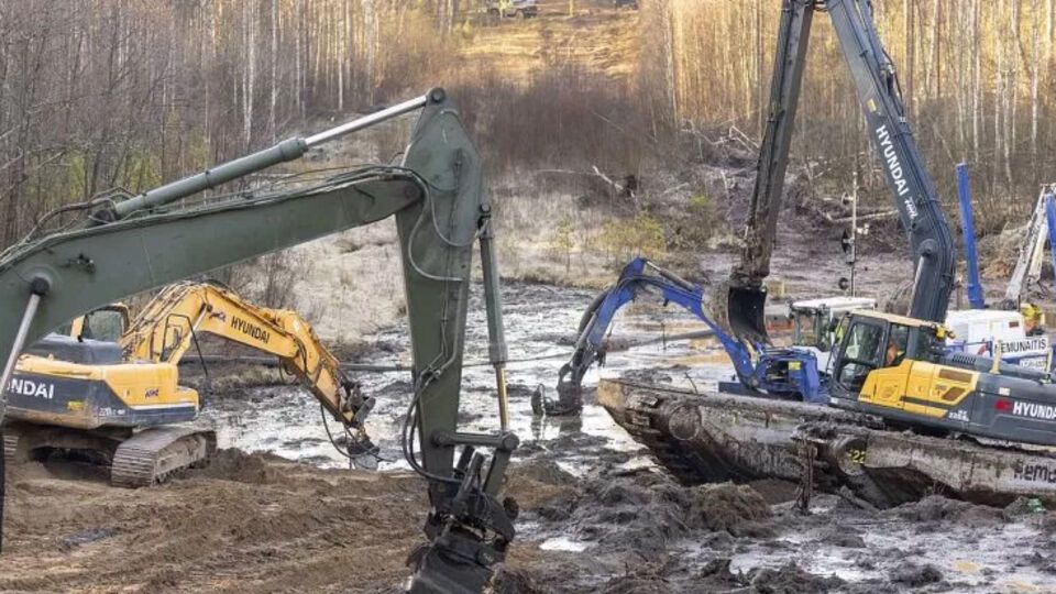 Бронетранспортер M88 дістали з болота