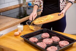 Одним з інгредієнтів є тертий сир