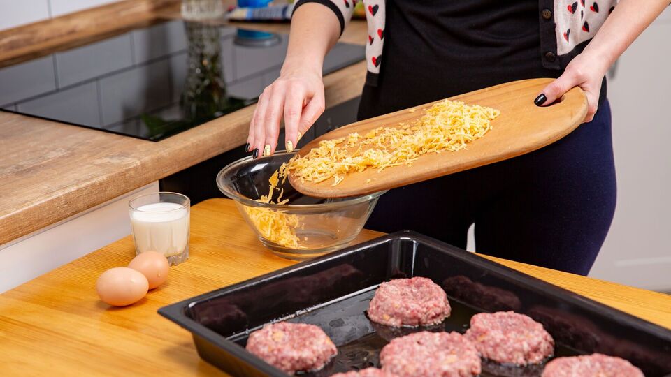 Одним з інгредієнтів є тертий сир