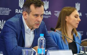 Голова ЦВК (ліворуч) пропонує ввести механізм "активної реєстрації"