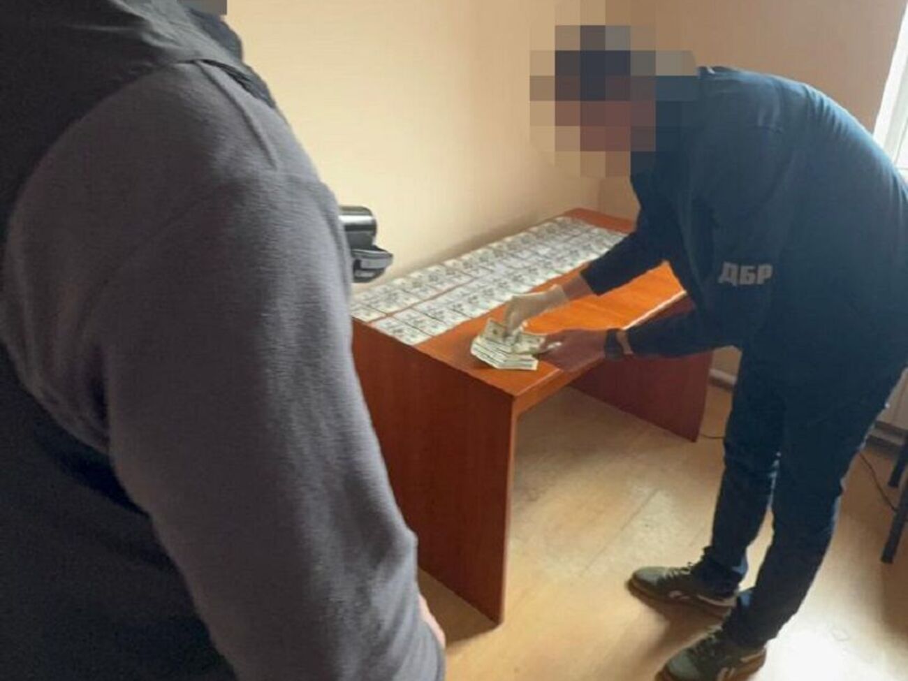 Взятка передавалась через посредницу, отметили в ГБР