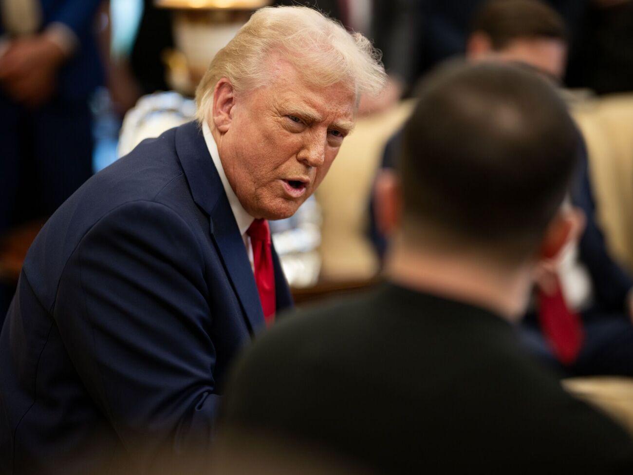 По данным The Washington Post, помощники Трампа начали разрабатывать варианты прекращения помощи Украине после его пятничной перепалки с Зеленским