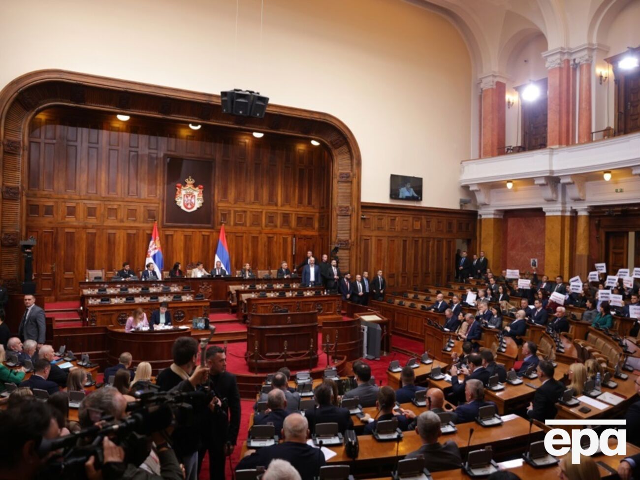 Унаслідок інцидентів у парламенті Сербії постраждало кілька депутатів, повідомляють ЗМІ