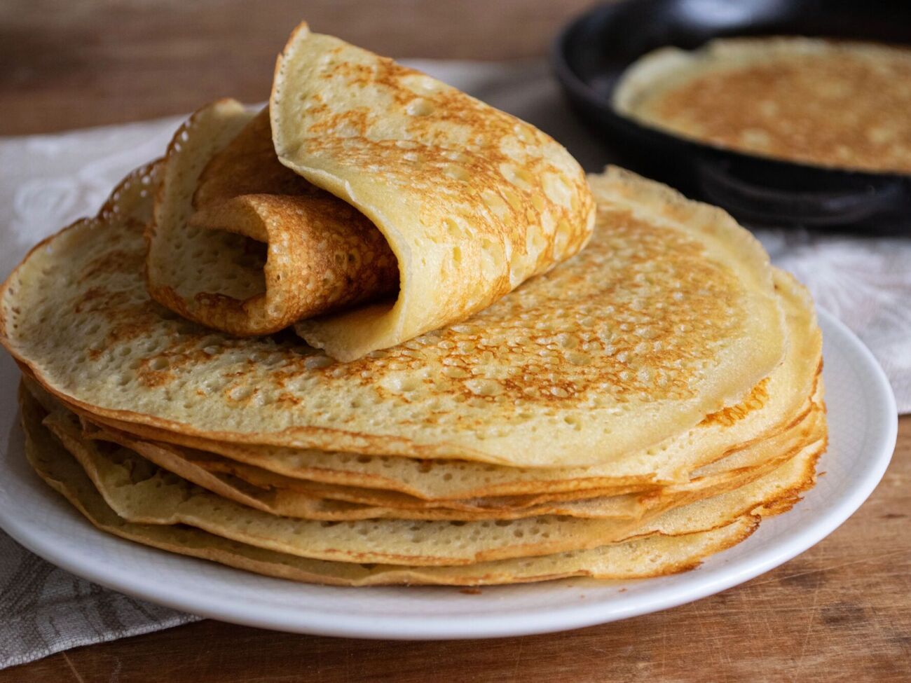 Млинці змащують вершковим маслом