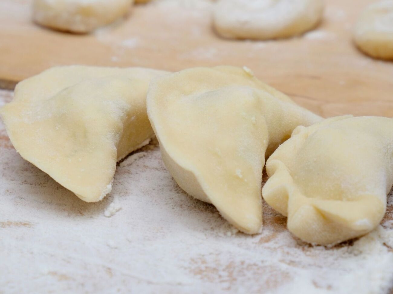 Смешайте яйцо, соль, сахар и растительное масло с картофельным отваром, а затем добавьте муку