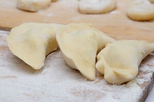 Смешайте яйцо, соль, сахар и растительное масло с картофельным отваром, а затем добавьте муку