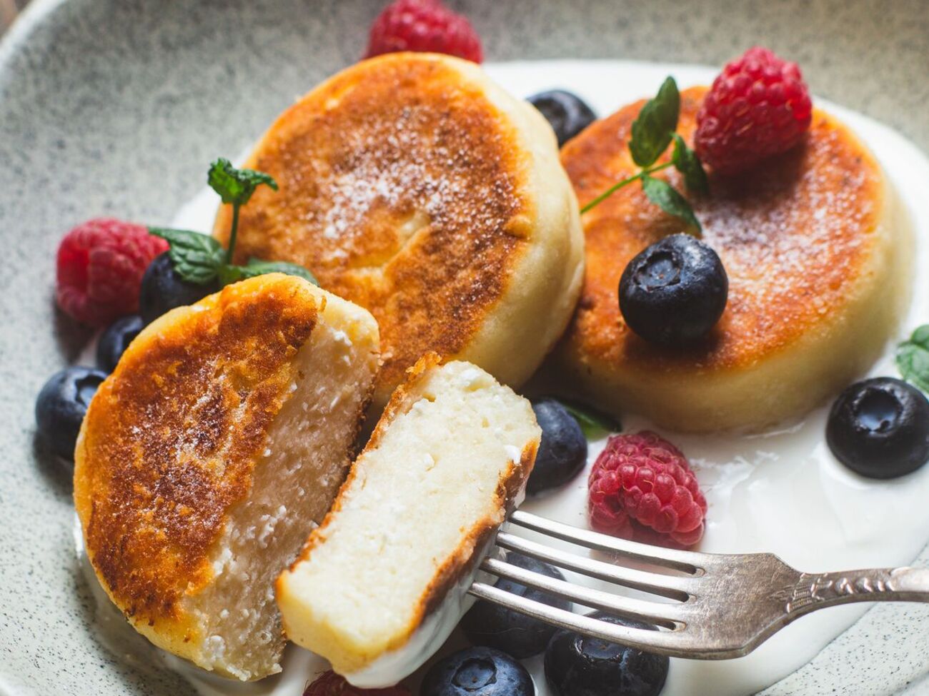 В тесто для сырников нужно добавлять только желтки