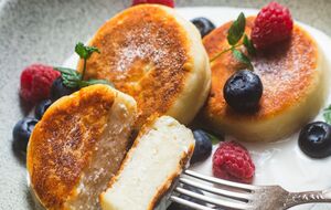 В тесто для сырников нужно добавлять только желтки