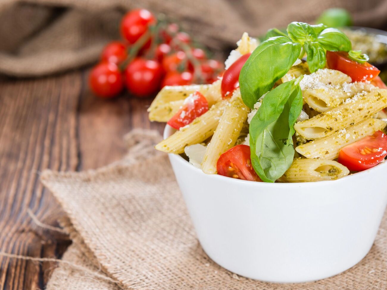 В блюдо добавляют томаты черри