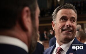 По словам Рэтклиффа, он с нетерпением ждет "снятия паузы" с военной помощи Украине