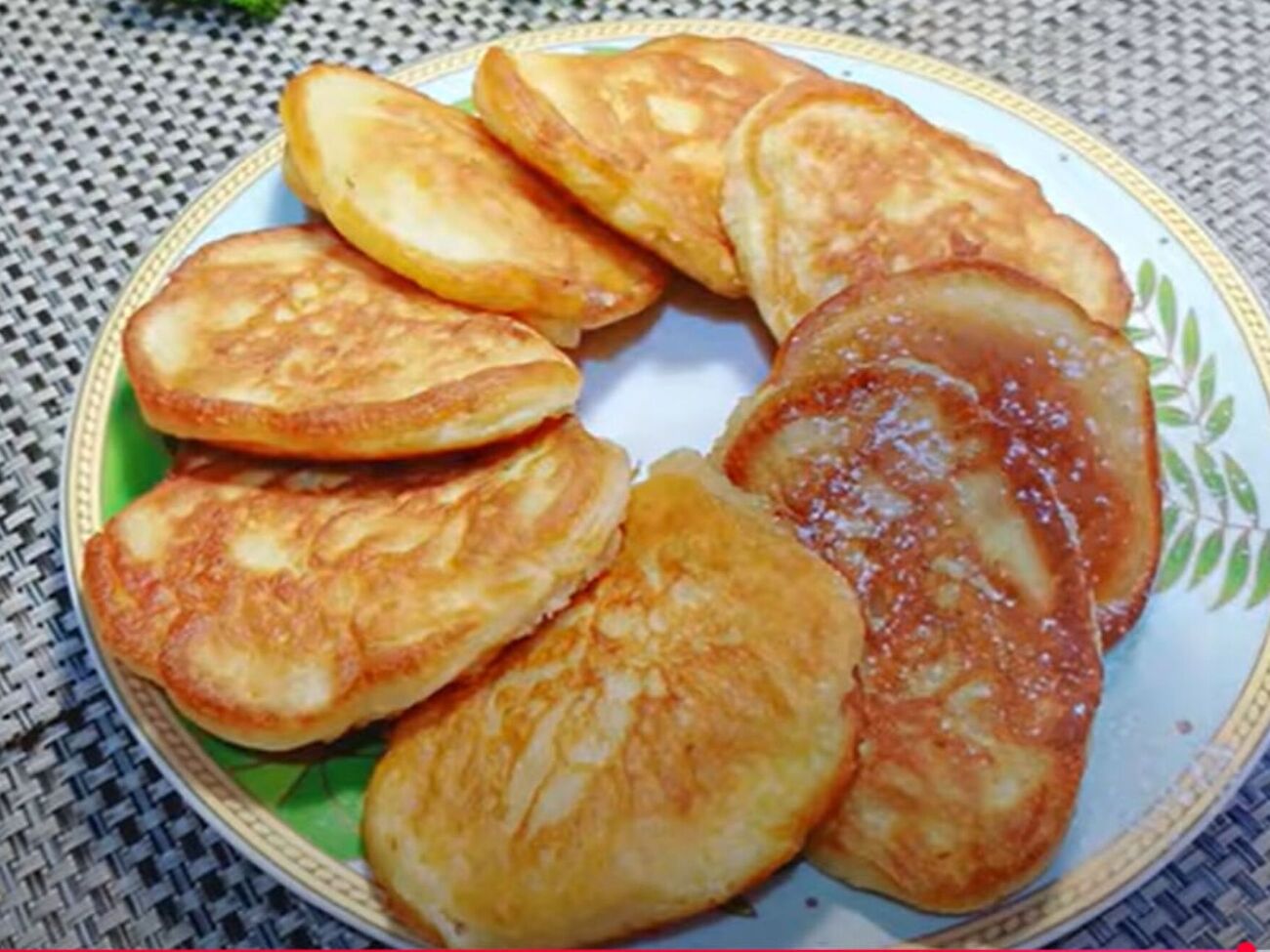 Обжарьте оладьи на разогретой сковороде с растительным маслом