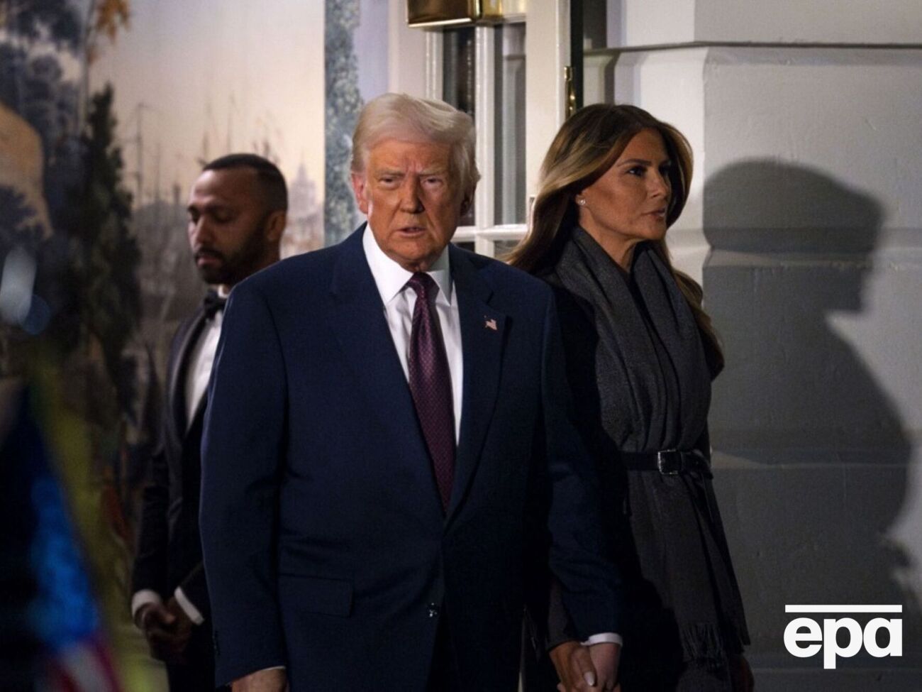 У мережі припускають, що дружині Трампа доплачують, щоб вона тримала його за руку