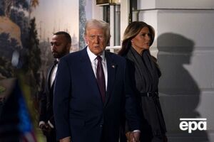 У мережі припускають, що дружині Трампа доплачують, щоб вона тримала його за руку