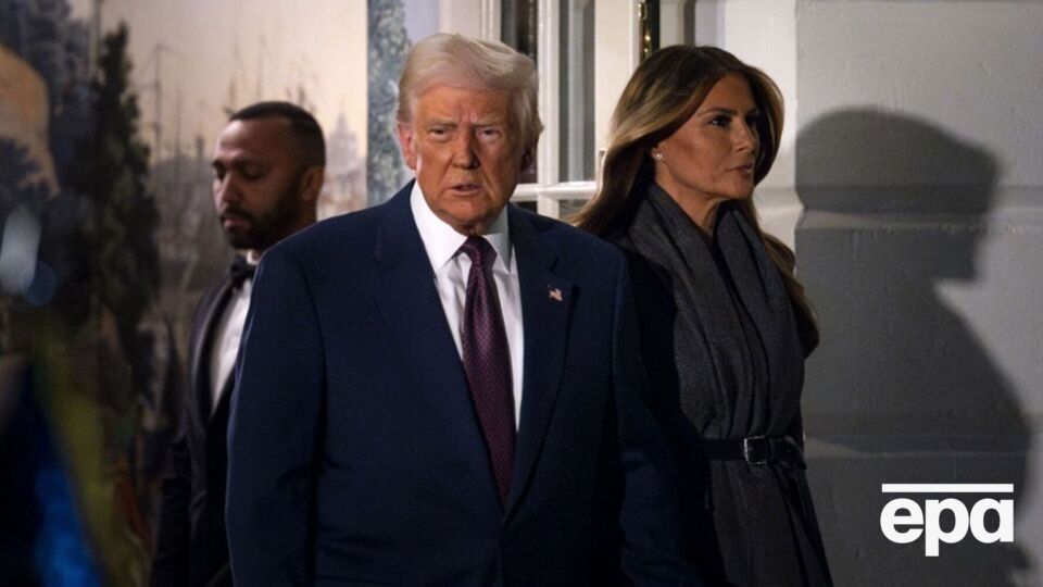 У мережі припускають, що дружині Трампа доплачують, щоб вона тримала його за руку