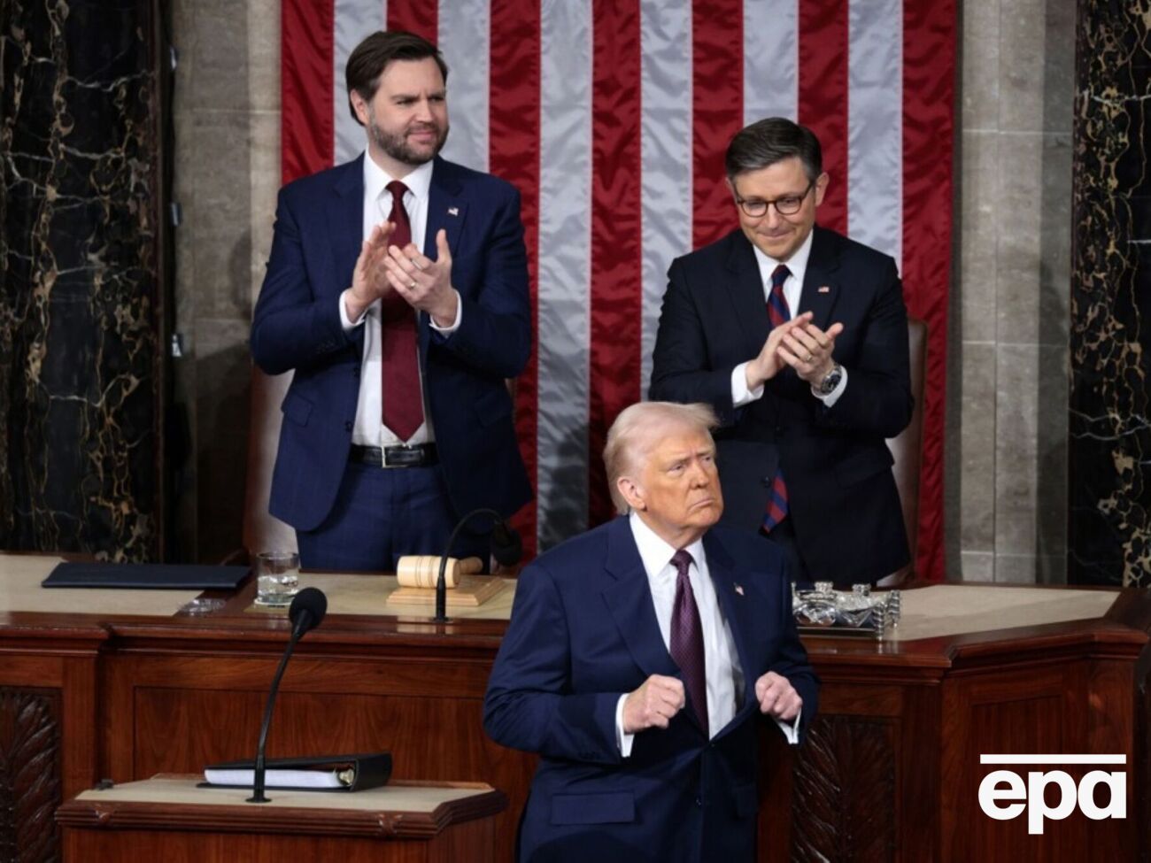 Вэнс не впервые появляется на публике в очень коротких брюках