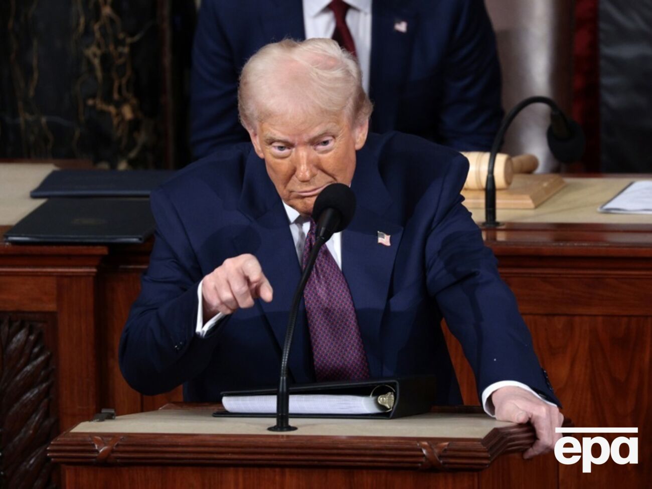 По данным СМИ, многие ультраправые политики, приветствовавшие возвращение Трампа в Белый дом, раздражены его отношением к Зеленскому и безразличием к угрозам, которые представляет Путин